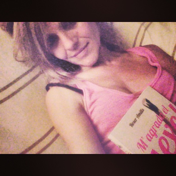 Selfi de una mujer recostada con un ejemplar de M'agrada el sexe!, de Roser Amills, septiembre de 2013
