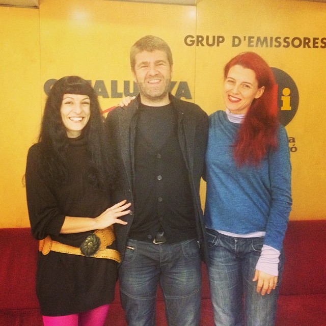 Roser Amills, Edu Pericas i Gretel Stuyck davant del rètol de Catalunya Ràdio