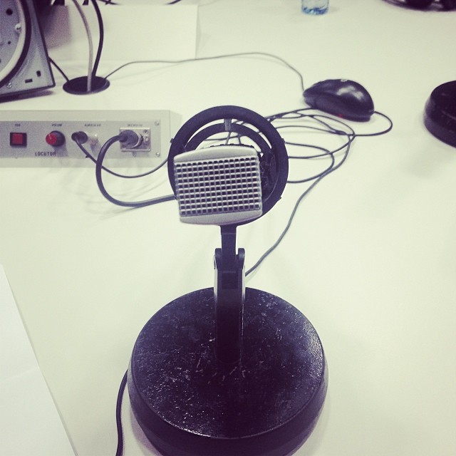 Micrófono antiguo sobre una mesa de un estudio de radio
