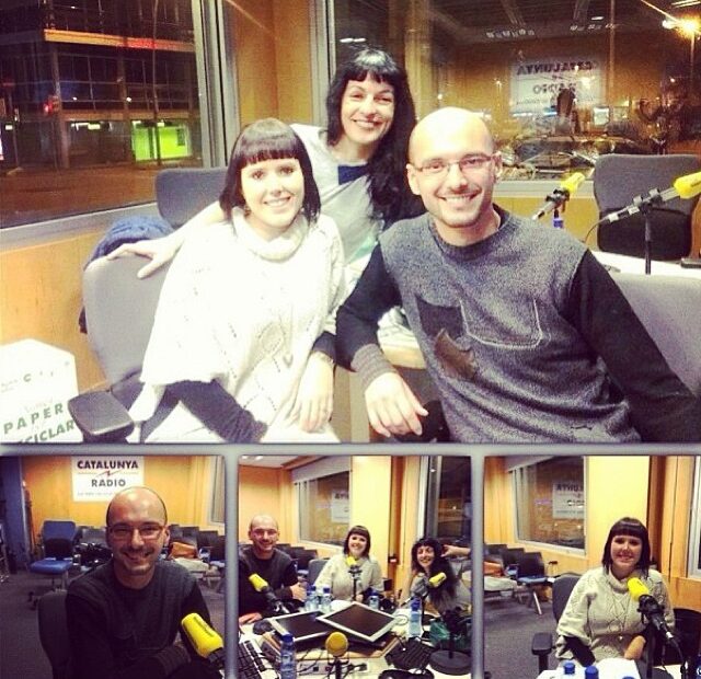 Roser Amills, una dona de serrell i un home calb amb ulleres a l'estudi de Catalunya Ràdio, i a sota tres fotos més de l'estudi