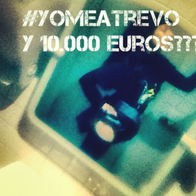 Foto desenfocada en tonos azules de una figura oscura reflejada en un espejo, con el texto «Yo me atrevo y 10.000 euros???»