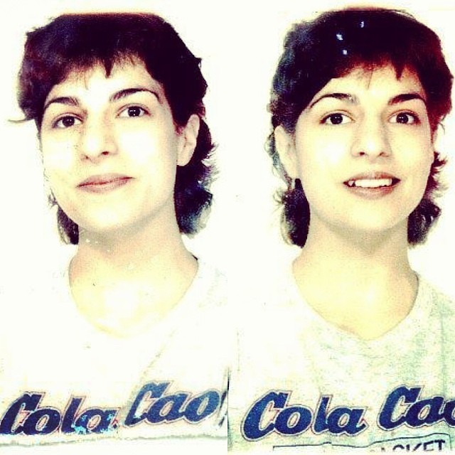 Dos retratos de Roser Amills con la camiseta Cola Cao de los años 80