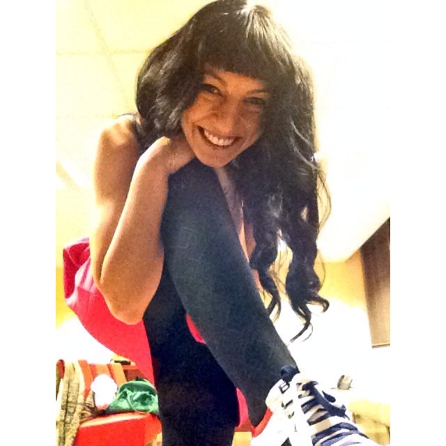 Roser Amills sonríe sentada con los pies sobre una silla