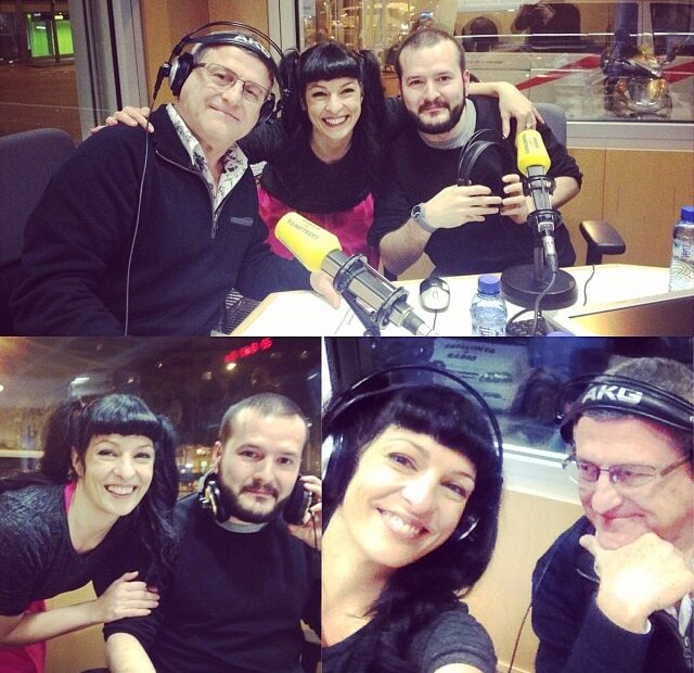 Collage a l’estudi de Catalunya Ràdio amb Roser Amills, Àlex Gorina i Alfons Gorina amb auriculars