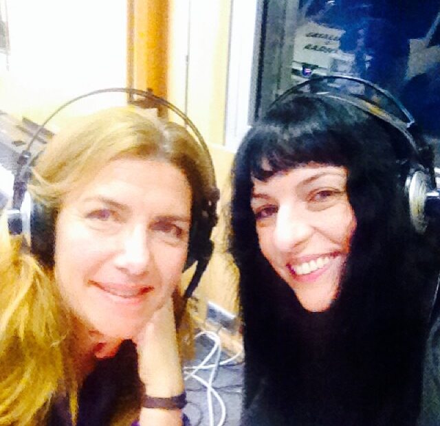 Roser Amills con una mujer rubia con auriculares