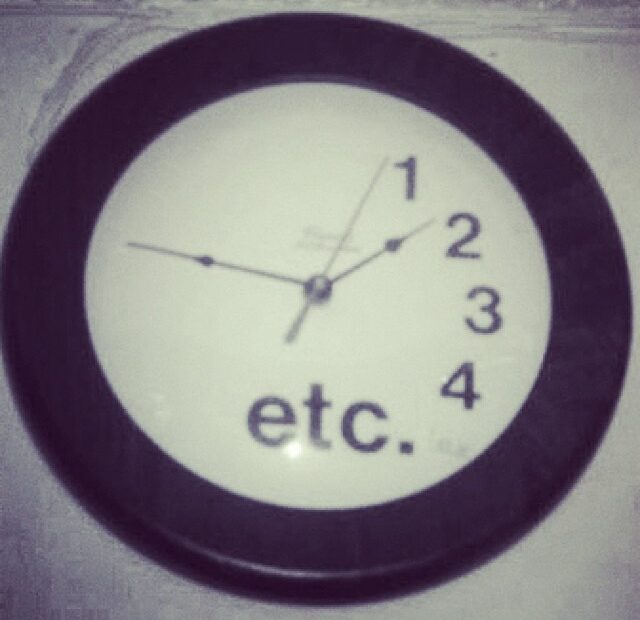 Reloj de pared con las horas 1, 2, 3, 4 y etc.