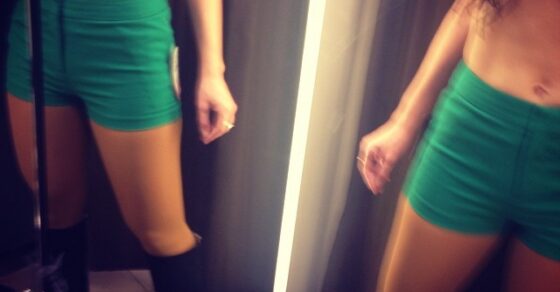 Roser Amills se prueba unos shorts en una tienda