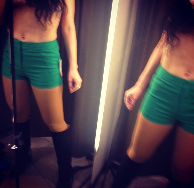Roser Amills se prueba unos shorts en una tienda