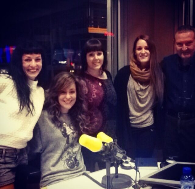 Roser Amills a l'estudi de Catalunya Ràdio abans de parlar de la primera vegada