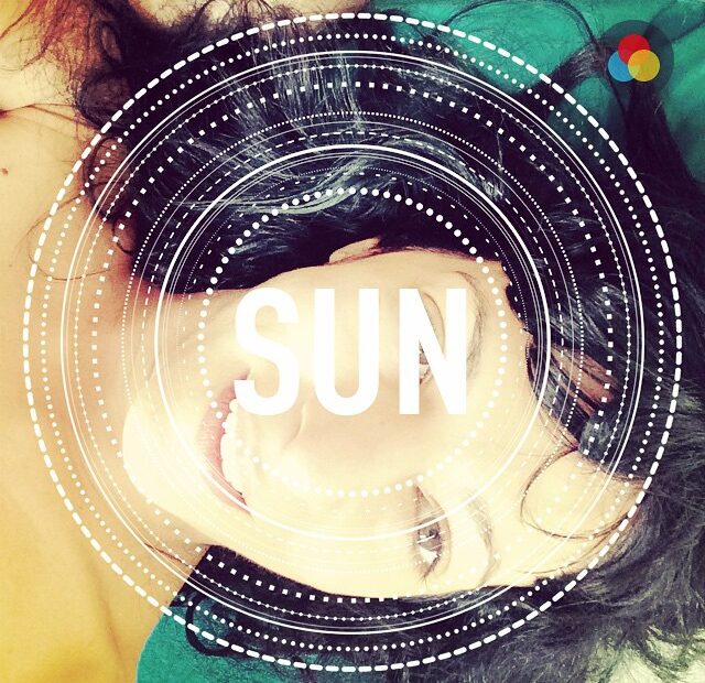 Selfi de Roser Amills riendo, con la palabra SUN sobre la imagen