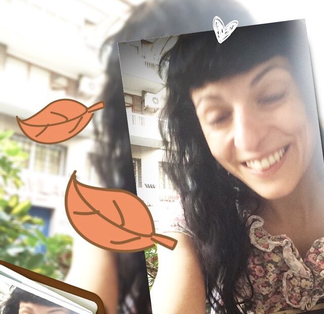 Selfi de Roser Amills sonriendo, con hojas de otoño dibujadas sobre la foto