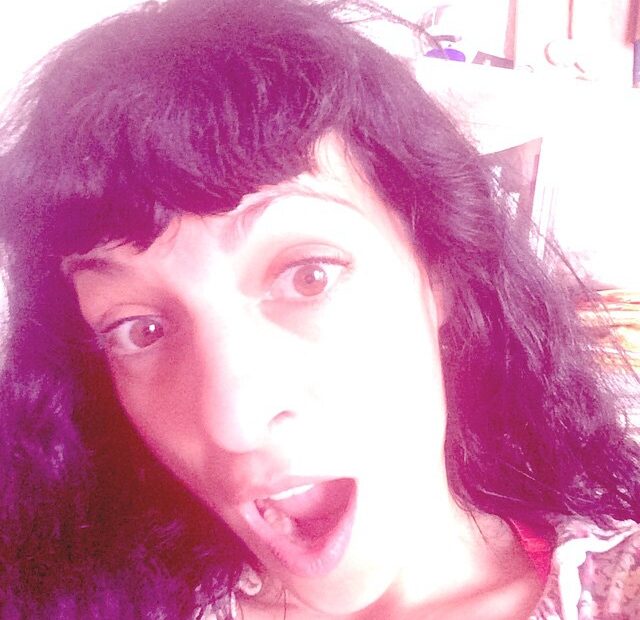 Selfi de Roser Amills con gesto de sorpresa y filtro rosado