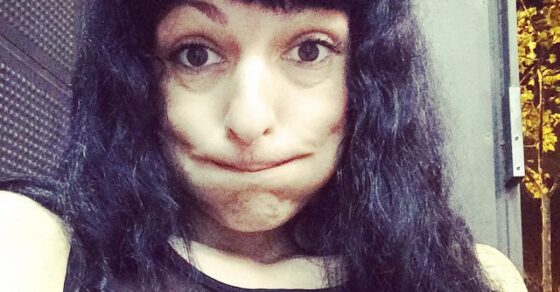 Selfi de Roser Amills con el pelo largo y suelto, apretando los labios, con un top negro de transparencias