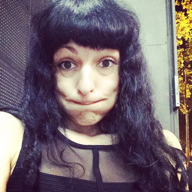 Selfi de Roser Amills con el pelo largo y suelto, apretando los labios, con un top negro de transparencias