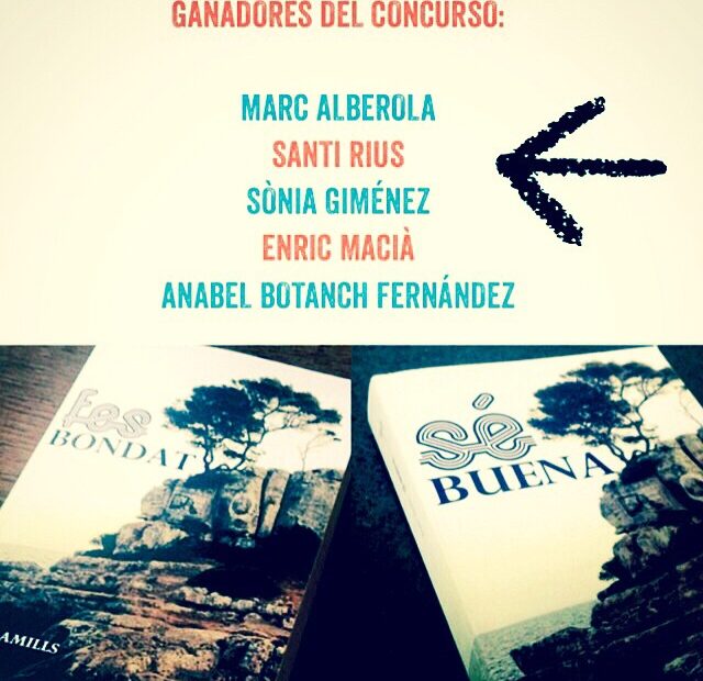 Cartel con los ganadores del concurso: Marc Alberola, Santi Rius, Sònia Giménez, Enric Maciá y Anabel Botanch Fernández, sobre una foto de los libros Fes bondat y Sé buena
