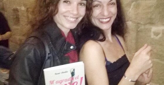 Roser Amills abraçada a una lectora que sosté el llibre «M'agrada el sexe!»