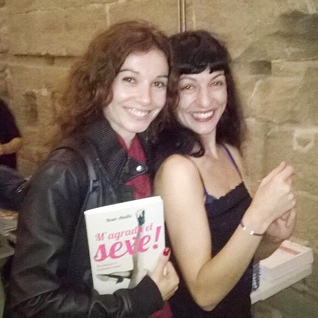 Roser Amills abraçada a una lectora que sosté el llibre «M'agrada el sexe!»