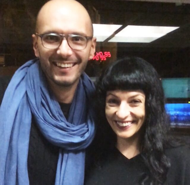 Roser Amills somrient al costat d'un home calb amb ulleres i bufanda blava