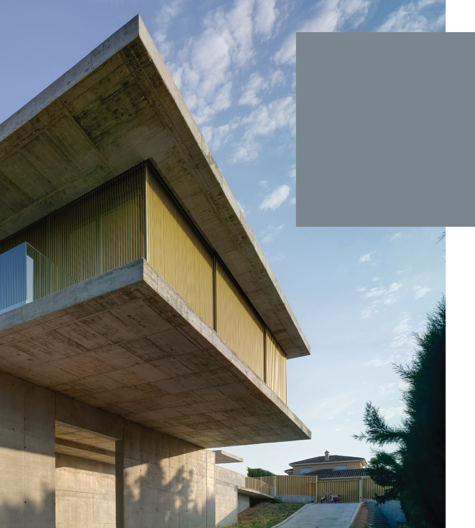 Tres cuartos de baño abiertos a la luz y el paisaje: la Casa Mirador de Clavel Arquitectos, reportaje de Roser Amills en IM Cocinas y Baños (2022)