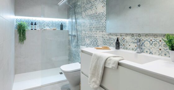 Baño reformado por Raimon Parera (Arc Disseny) en el reportaje de Roser Amills en IM Cocinas y Baños nº 133 (2022)