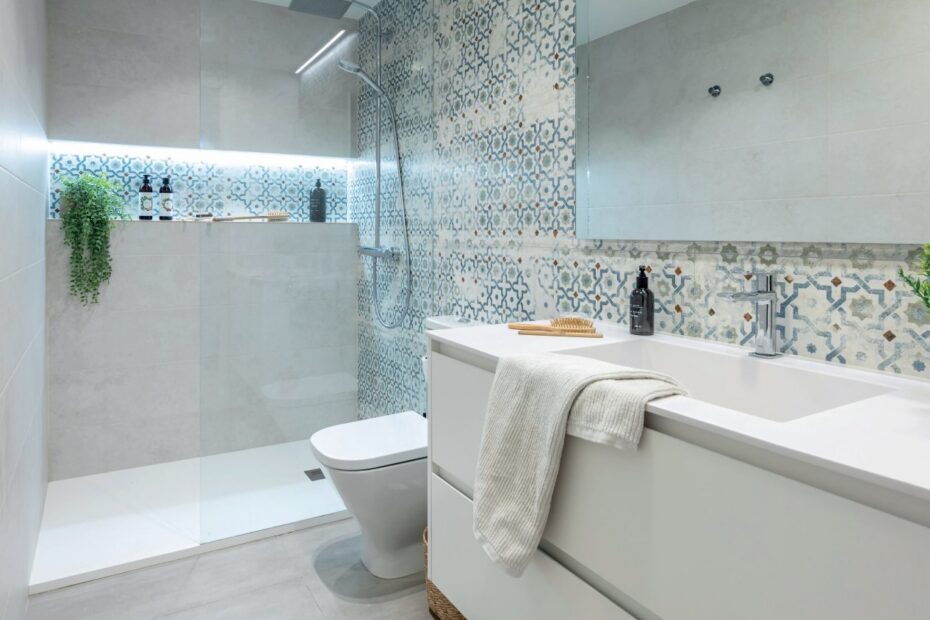 Baño reformado por Raimon Parera (Arc Disseny) en el reportaje de Roser Amills en IM Cocinas y Baños nº 133 (2022)