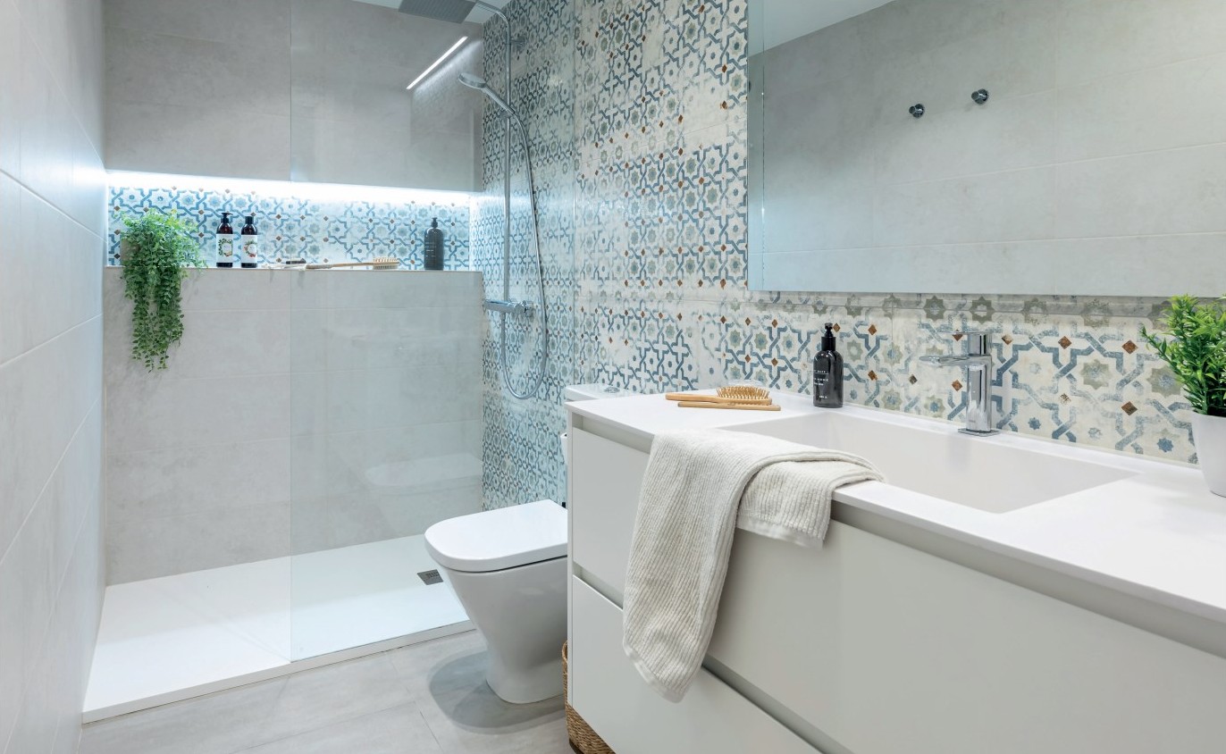 Antes y después: el cuarto de baño de Raimon Parera, reportaje de Roser Amills en IM Cocinas y Baños (2022)
