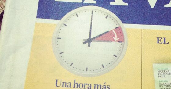 Portada de La Vanguardia con un reloj y el titular «Una hora más a partir de las dos de la madrugada»