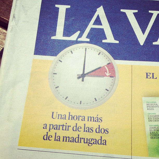 Portada de La Vanguardia con un reloj y el titular «Una hora más a partir de las dos de la madrugada»