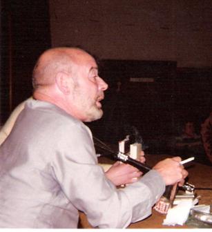 Jaime Gil de Biedma en el Aula Magna de la Universidad de Barcelona, en 1984