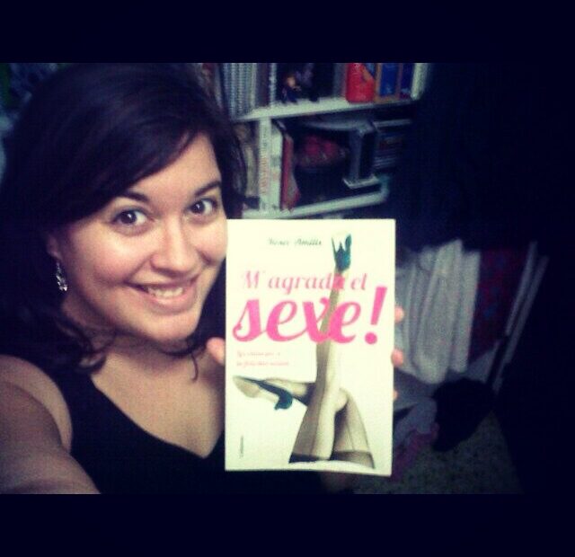 Jenny Jackson sonríe a cámara y muestra el libro M'agrada el sexe!, de Roser Amills