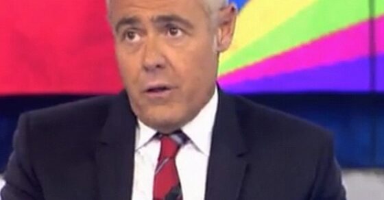 Jordi González en un plató de televisión con traje oscuro y corbata roja