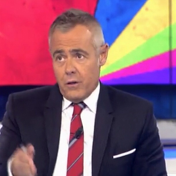 Jordi González en un plató de televisión con traje oscuro y corbata roja