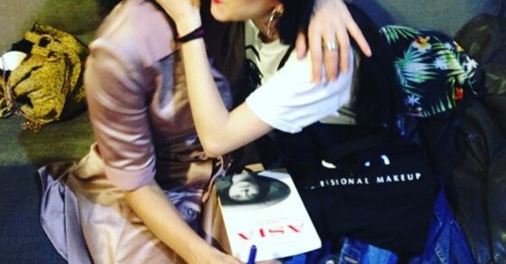 Roser Amills abraza a Laia Prat en un sofá, con un ejemplar de Asja sobre las rodillas