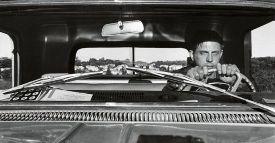 Haverstraw, Nueva York, 1966, fotografía de Lee Friedlander sobre la que escribió Roser Amills para Cultura en Movimiento de la Fundación MAPFRE