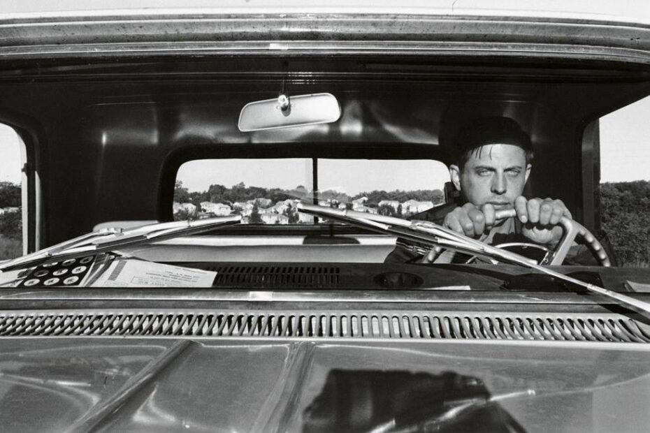 Haverstraw, Nueva York, 1966, fotografía de Lee Friedlander sobre la que escribió Roser Amills para Cultura en Movimiento de la Fundación MAPFRE