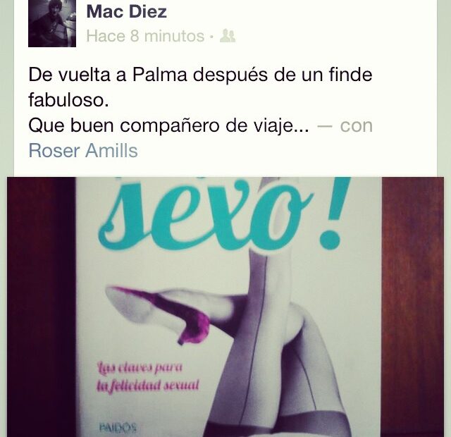 Captura de una publicación de Mac Diez en Facebook sobre un viaje de vuelta a Palma, con el libro ¡Me gusta el sexo! de Roser Amills
