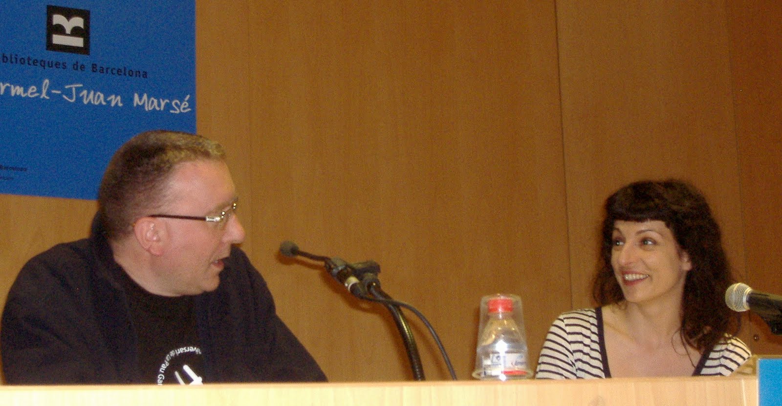 Matthew Tree y Roser Amills en la Biblioteca El Carmel-Juan Marsé