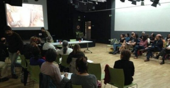 Público en una sala de proyección de cine, imagen que acompañaba la columna de Roser Amills sobre Juan Carlos Olaria