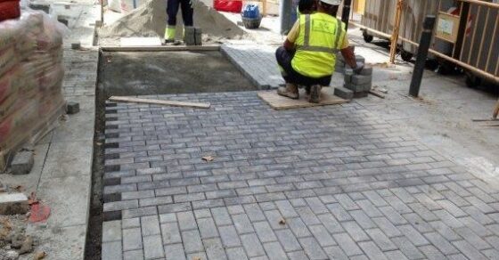 Obras de peatonalización, el imperfecto petróleo de Gràcia, columna de Roser Amills en Metrópoli Abierta