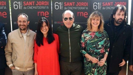 Varios premiados posan ante el photocall de los 61 Premios Sant Jordi de Cinematografía de RNE