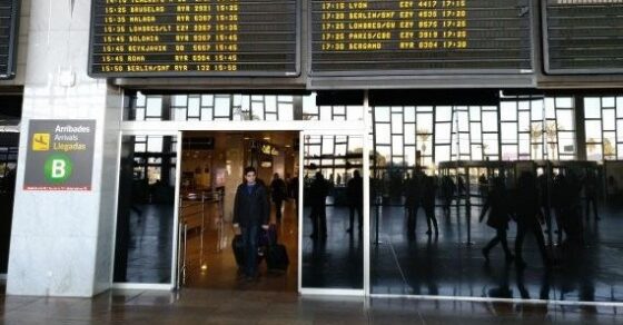 Volar y callar, columna de Roser Amills en Metrópoli Abierta