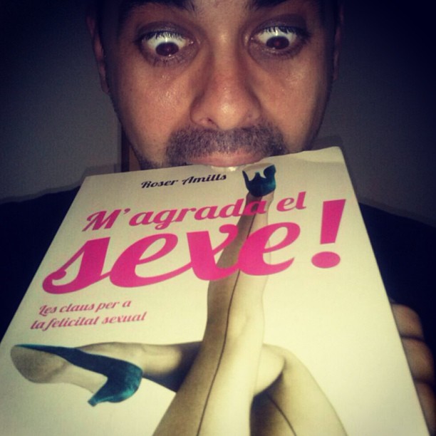Oriol Carreras asoma los ojos por encima del libro M’agrada el sexe!, de Roser Amills