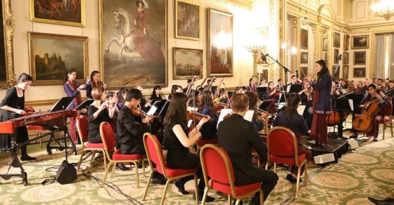 Orquestra Zohra, formada per dones afganeses, en un concert a Lancaster House (Londres)