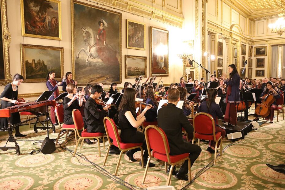 Orquestra Zohra, formada per dones afganeses, en un concert a Lancaster House (Londres)
