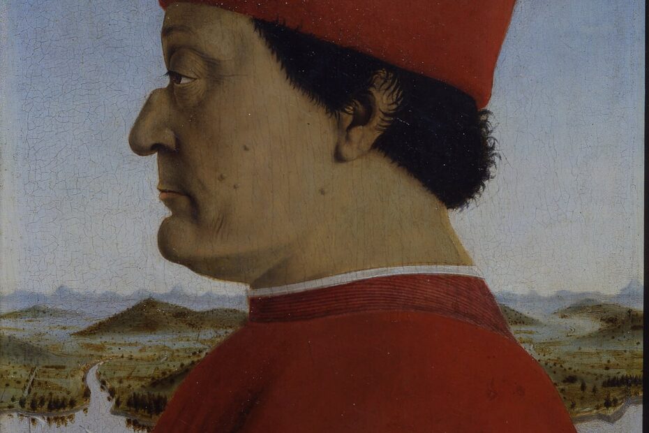 Retrato de perfil de Federico da Montefeltro con gorro rojo, pintado por Piero della Francesca, ante un paisaje con un lago, barcas y montañas