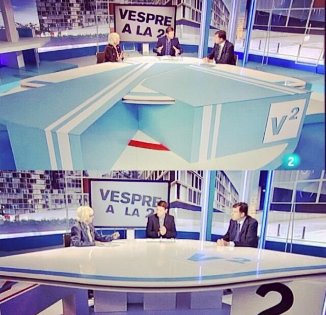 Dos imágenes del plató de Vespre a La 2 con la mesa del presentador y dos invitados