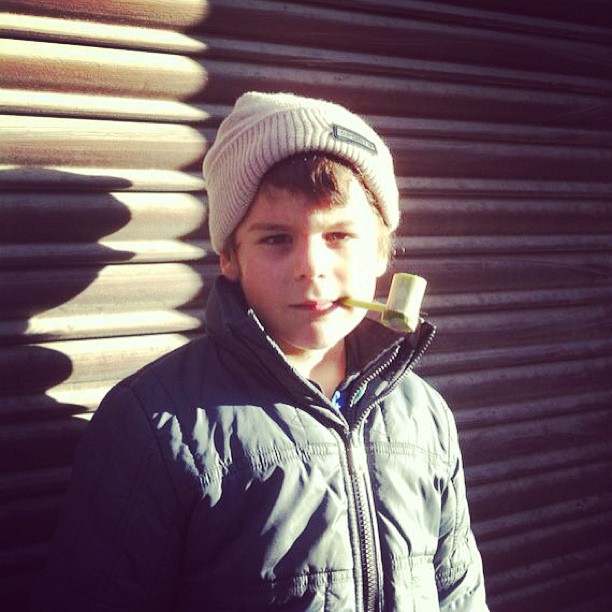 Juan, el hijo de Roser Amills, con gorro de lana y una pipa de espuma en la boca, esperando a los Reyes Magos