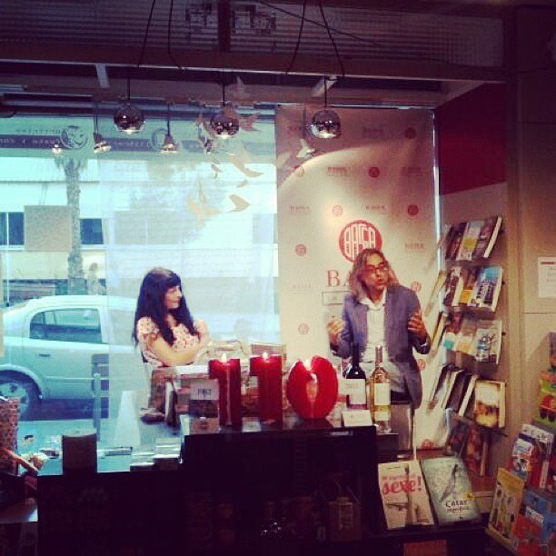 Roser Amills y Víctor Amela en plena presentación en la librería Bassa 1903 de Móra d’Ebre, con ejemplares de M’agrada el sexe! en primer plano, junio de 2013