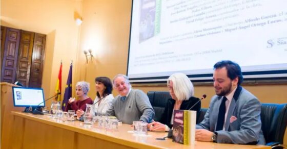 La Razón | 52 autores le cantan a un San Valentín «canalla», con Roser Amills en «Amores canallas»