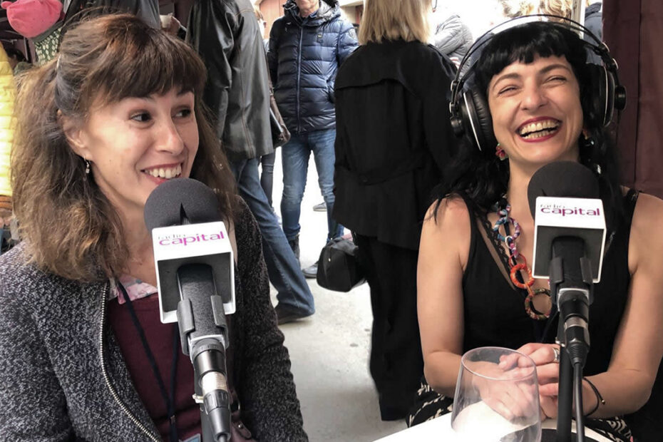 Roser Amills en el Berenar Literari 2019 de Torroella de Montgrí, entrevistada por Ràdio Capital de l'Empordà